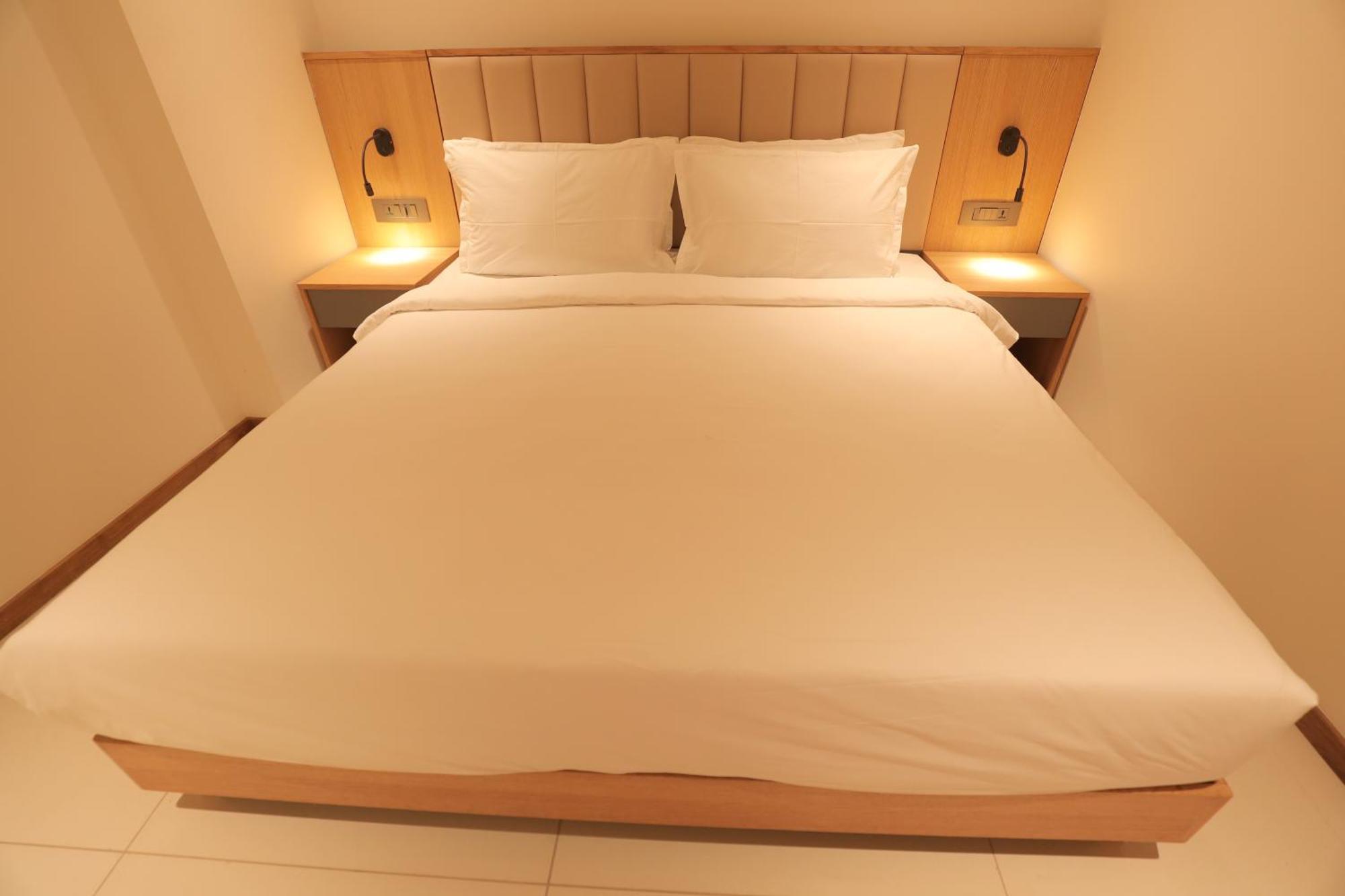 The World Surat Hotel Екстериор снимка
