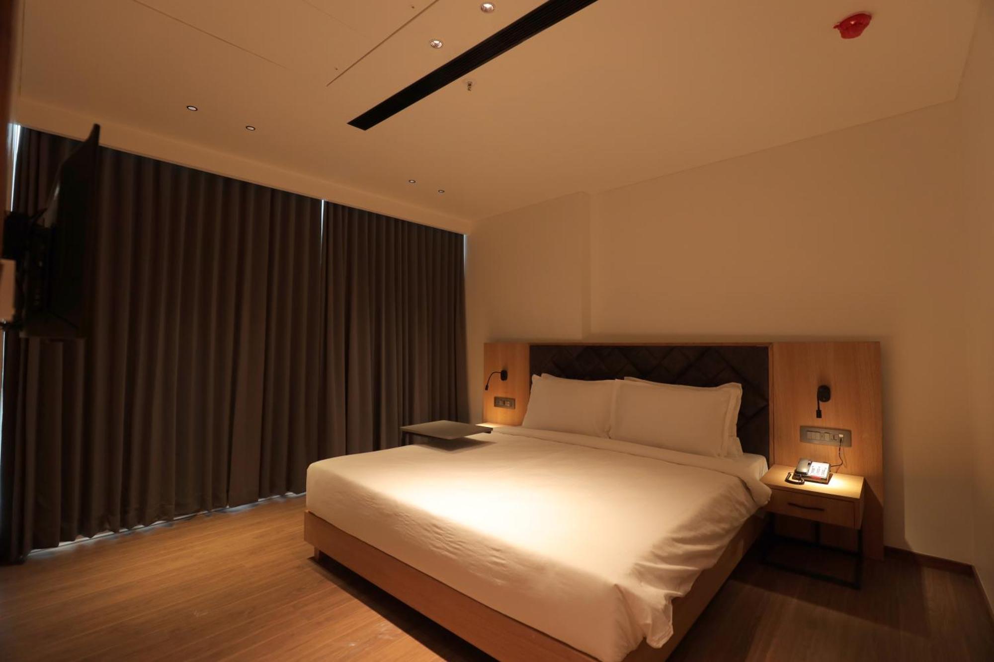The World Surat Hotel Екстериор снимка