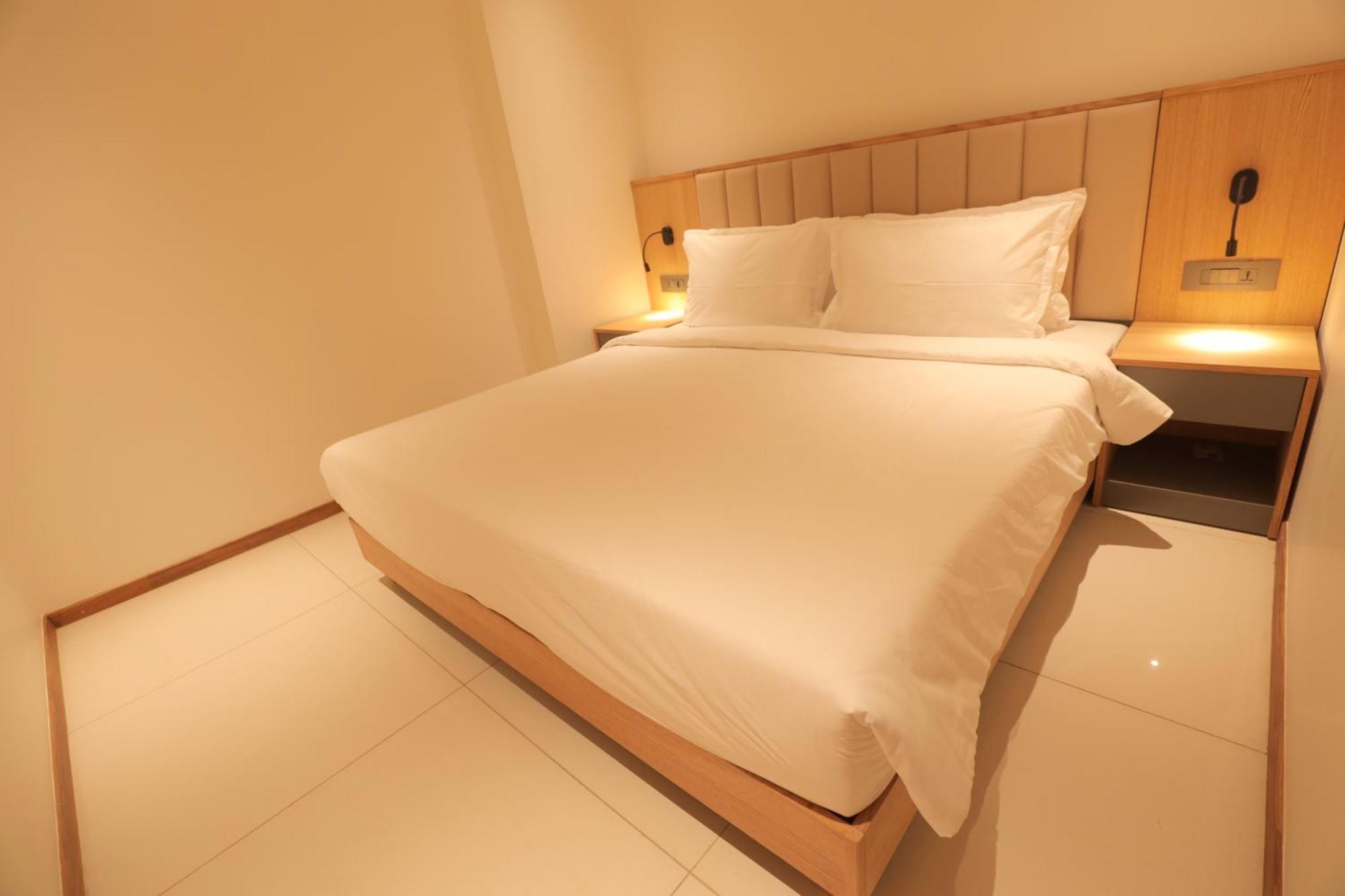 The World Surat Hotel Екстериор снимка