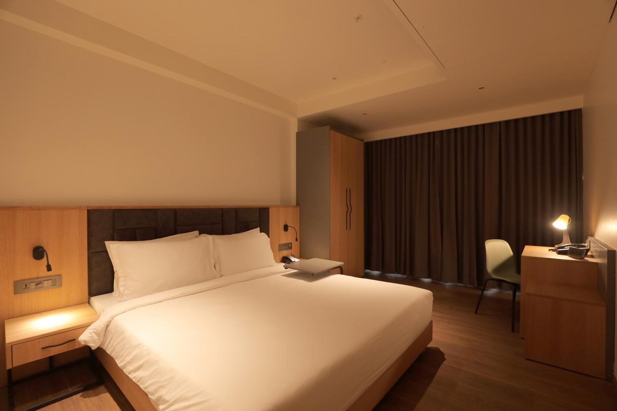 The World Surat Hotel Екстериор снимка