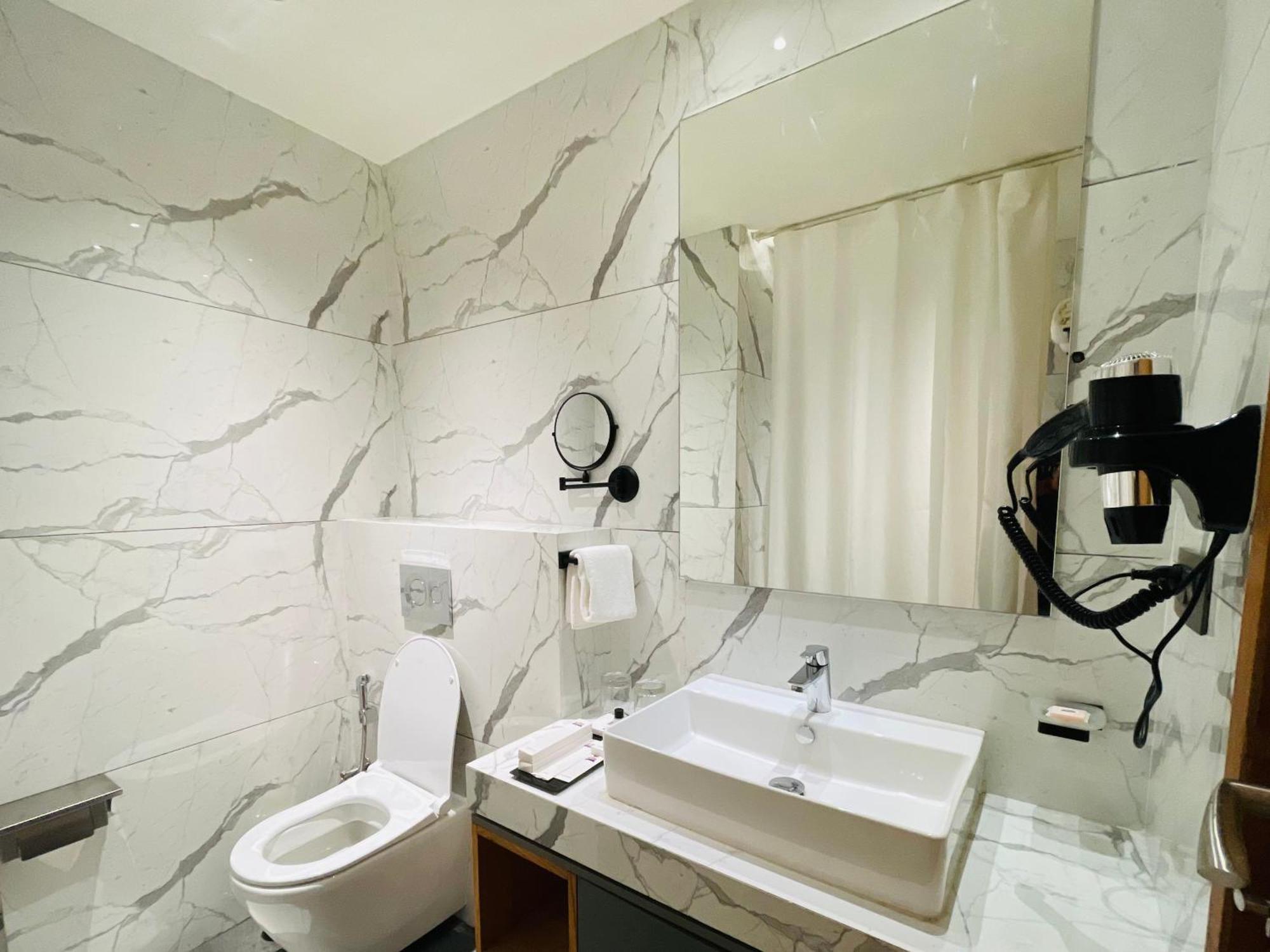 The World Surat Hotel Екстериор снимка