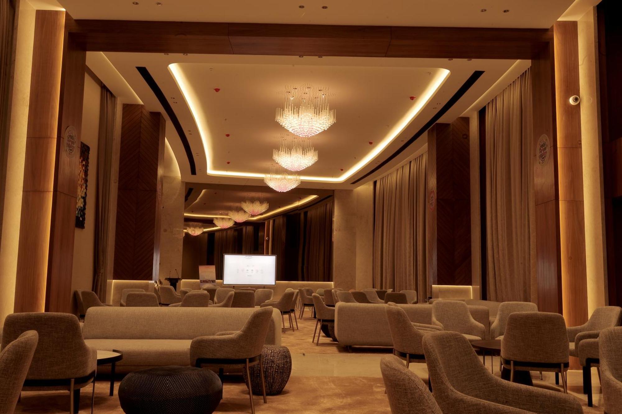 The World Surat Hotel Екстериор снимка