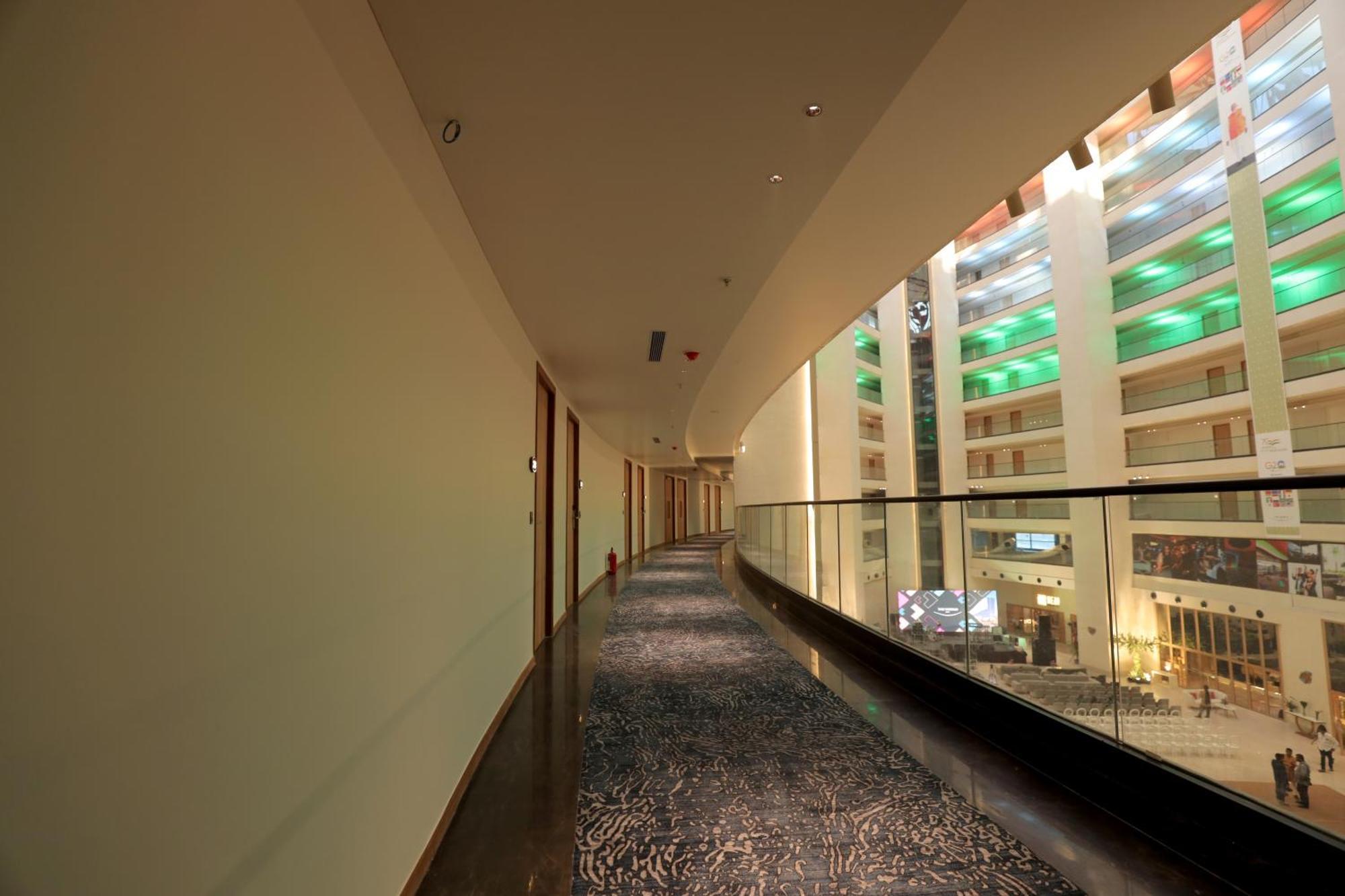 The World Surat Hotel Екстериор снимка