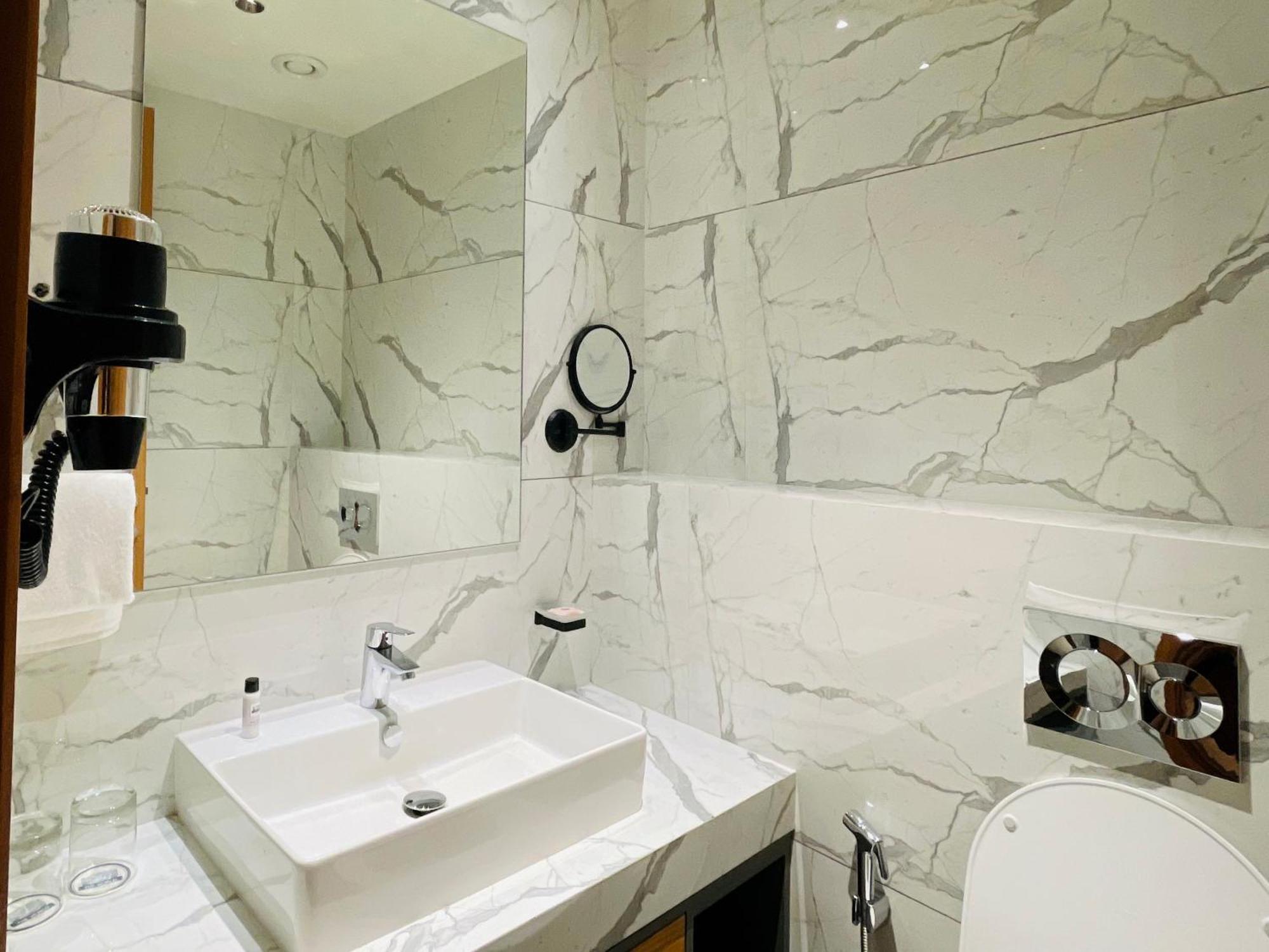 The World Surat Hotel Екстериор снимка
