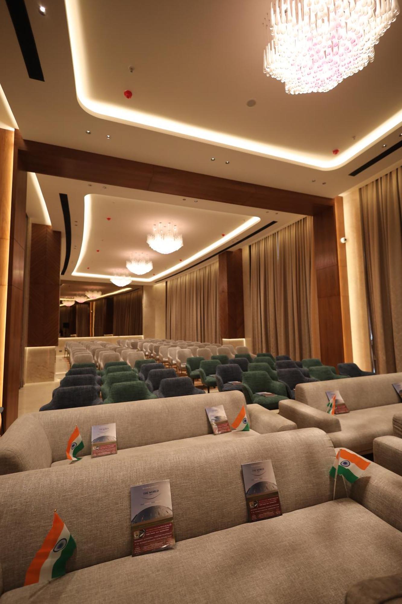The World Surat Hotel Екстериор снимка