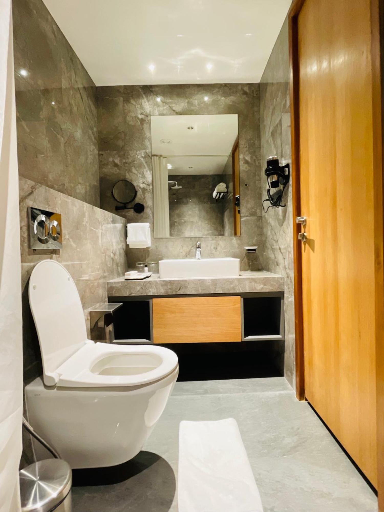 The World Surat Hotel Екстериор снимка