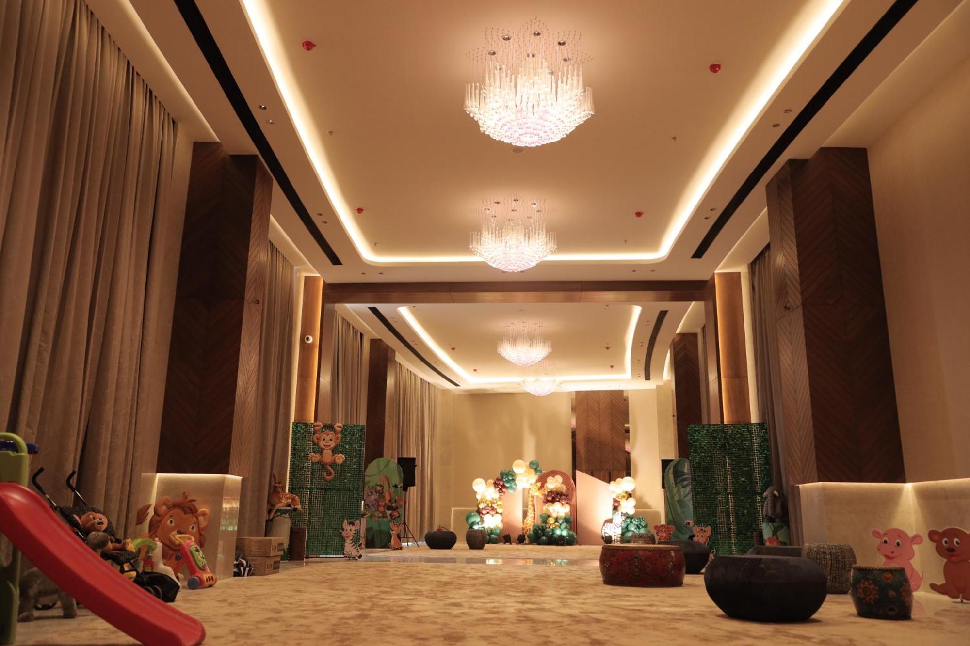 The World Surat Hotel Екстериор снимка