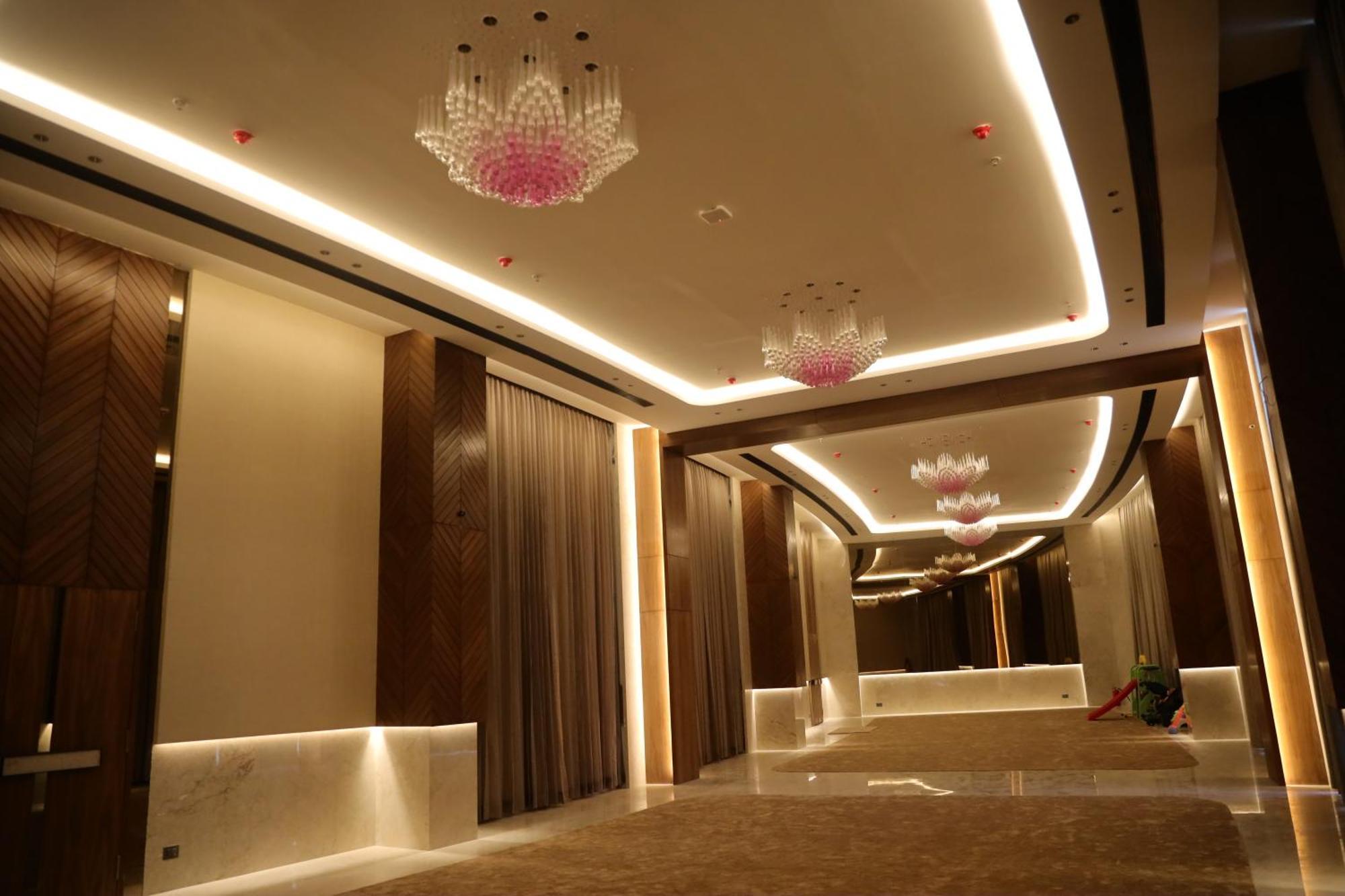 The World Surat Hotel Екстериор снимка