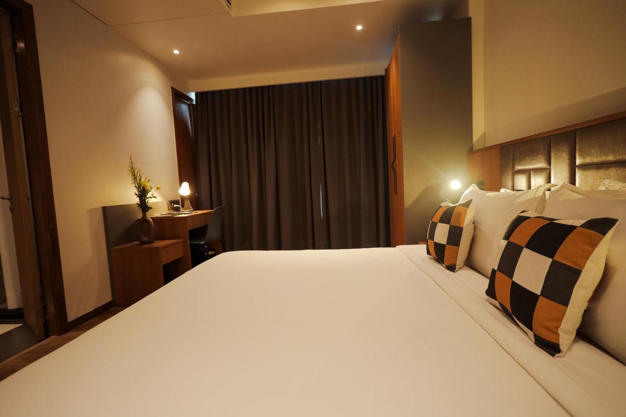 The World Surat Hotel Екстериор снимка