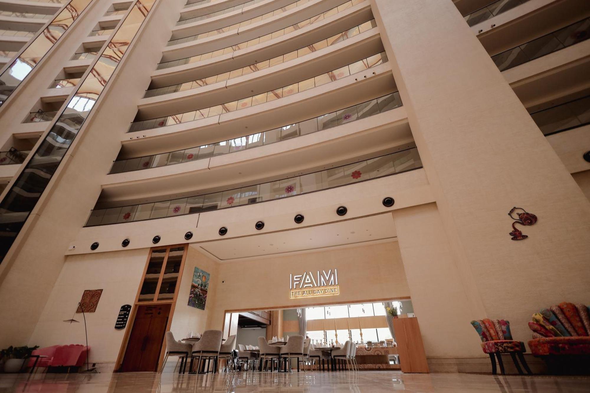 The World Surat Hotel Екстериор снимка