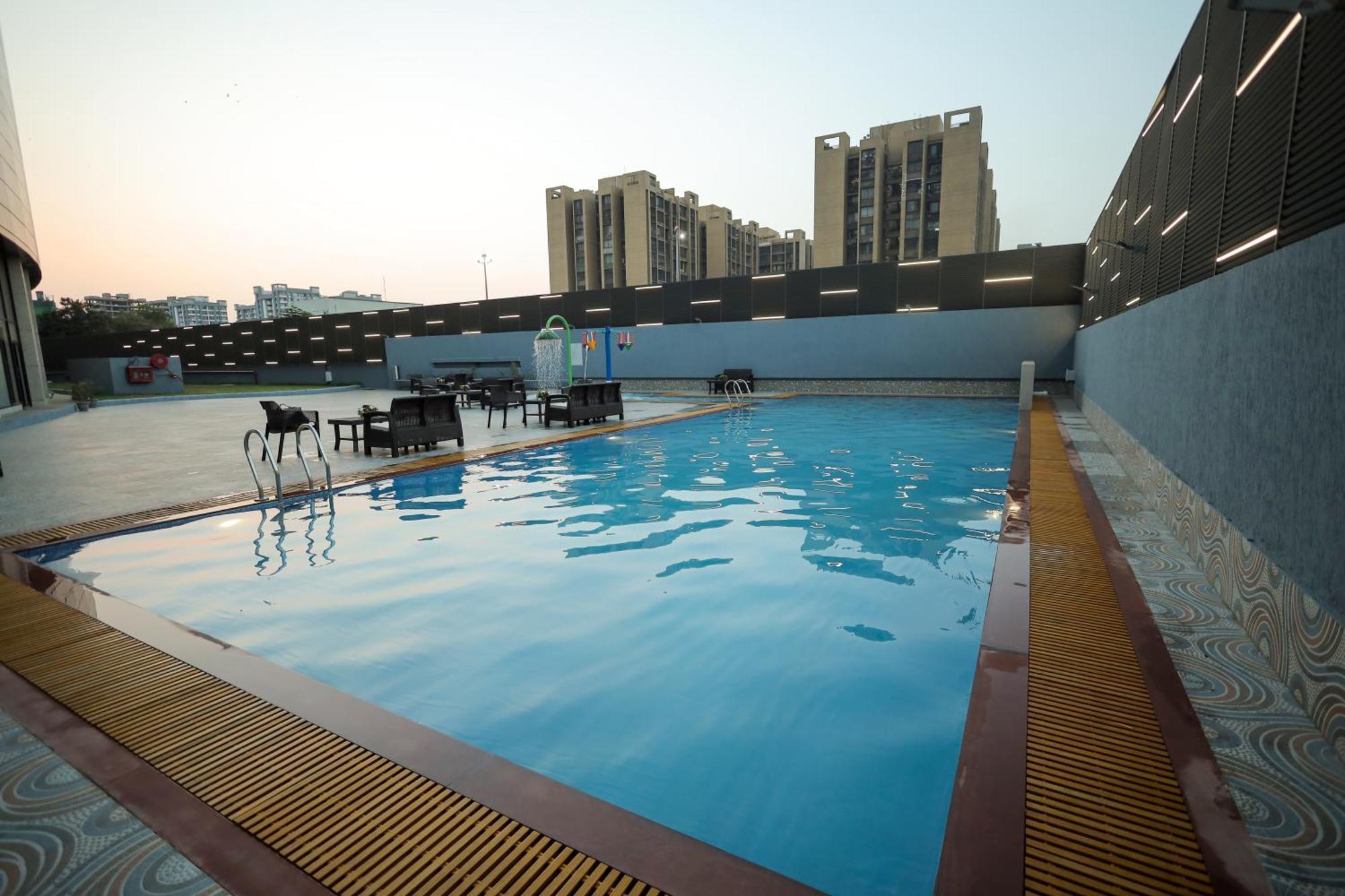 The World Surat Hotel Екстериор снимка